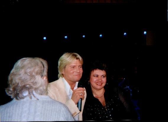 Гуляет, поёт, так ещё и фотографируется