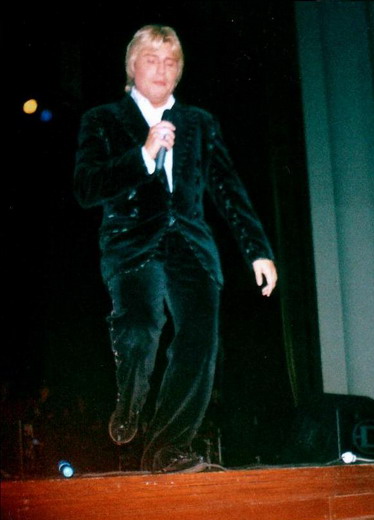 Не успели включить свет, как Николай рванул в зал